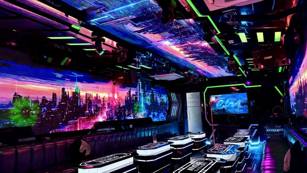 Room 555 Starship, 80m² for 35 guests